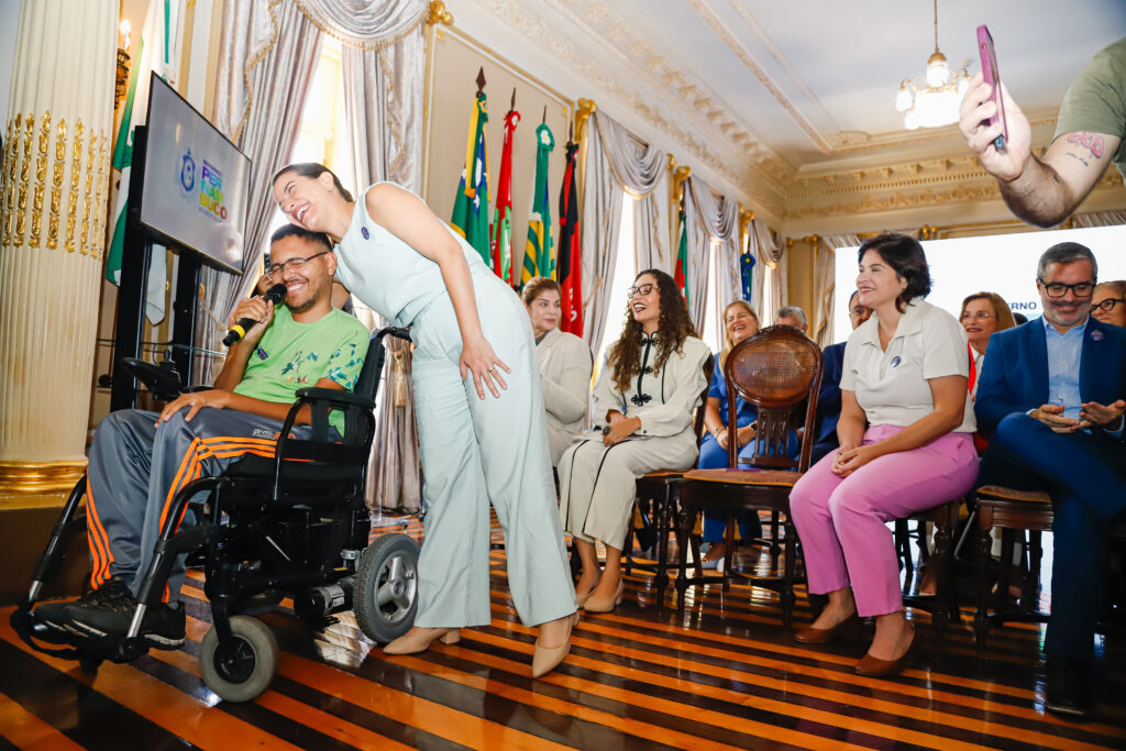 Governadora Raquel Lyra abraça cadeirante durante lançamento do PE Acessível