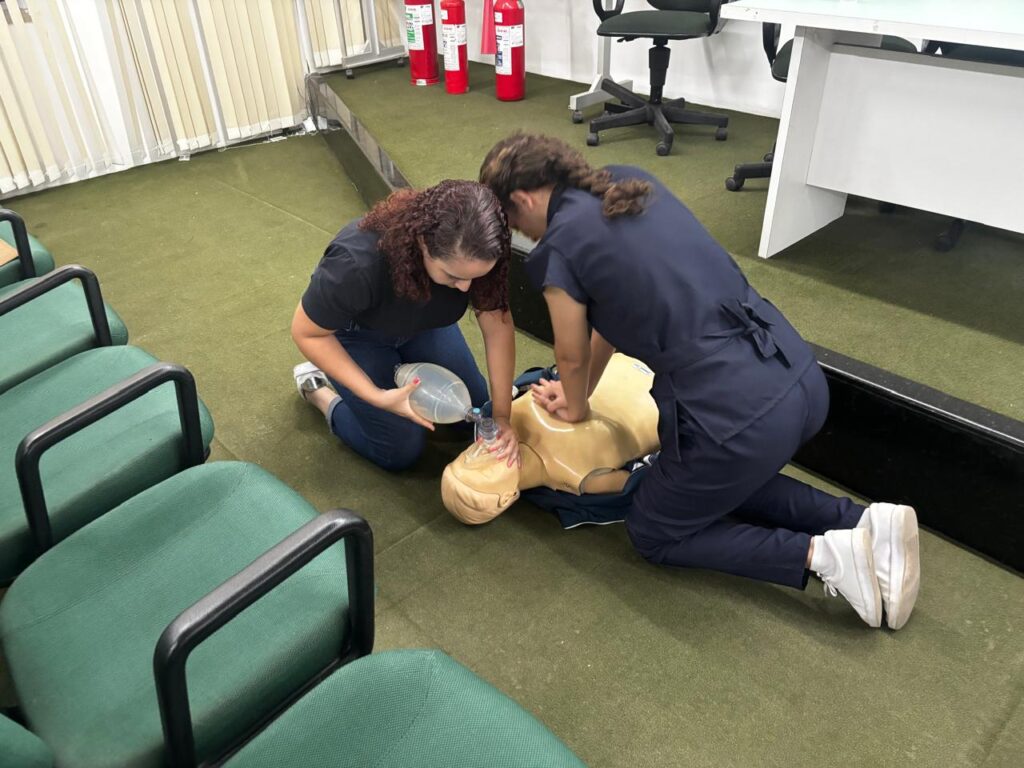 Hospital Getúlio Vargas realiza capacitação em Suporte Básico da Vida para médicos, enfermeiros e fisioterapeutas residentes